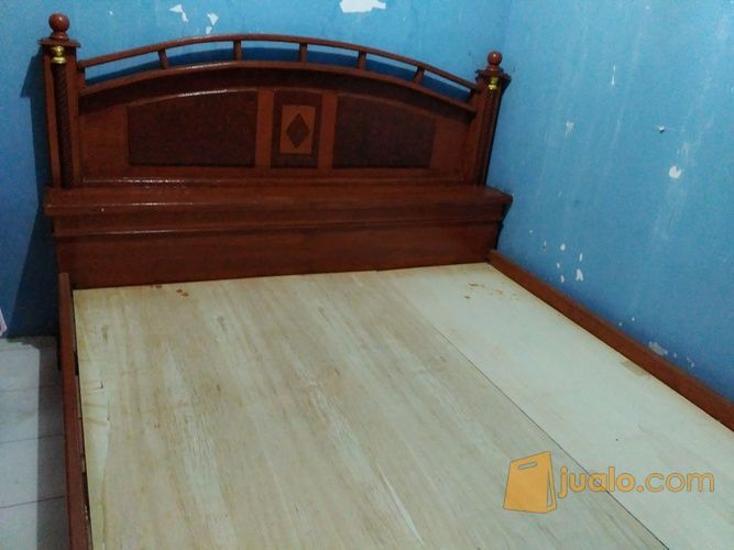 Dipan kayu / tempat tidur kayu