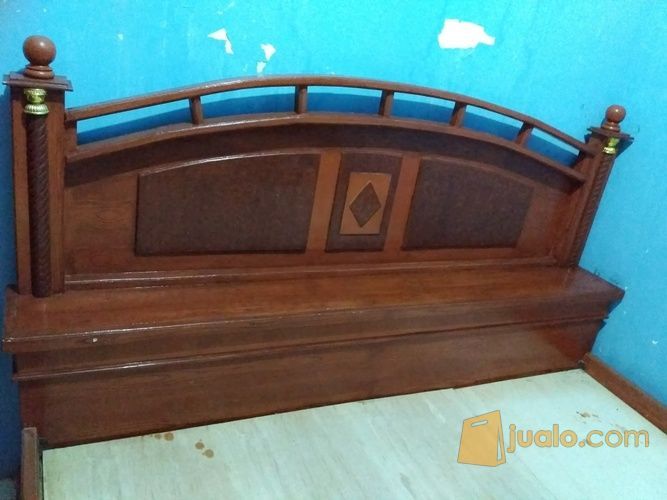 Dipan kayu / tempat tidur kayu