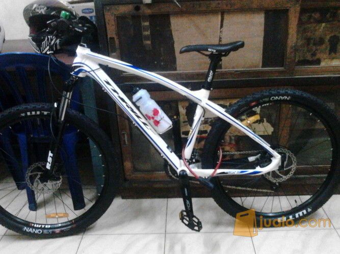 Sepeda gunung MTB merk Wim cycle Thrill Agent TR 1.0 warna putih biru