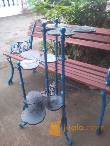 meja besi tempat pot bunga