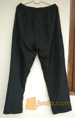 Celana Training merk New Balance original size L. lingkar pinggang 74 (dalam keadaan karet tidak melar). kondisi 95%. warna hitam masih seperti baru.