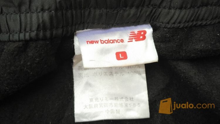 Celana Training merk New Balance original size L. lingkar pinggang 74 (dalam keadaan karet tidak melar). kondisi 95%. warna hitam masih seperti baru.