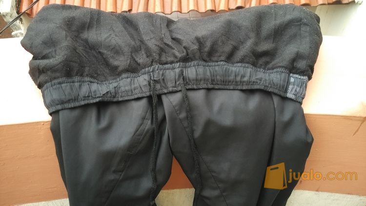 Celana Training merk New Balance original size L. lingkar pinggang 74 (dalam keadaan karet tidak melar). kondisi 95%. warna hitam masih seperti baru.