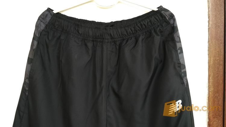 Celana Training merk New Balance original size L. lingkar pinggang 74 (dalam keadaan karet tidak melar). kondisi 95%. warna hitam masih seperti baru.