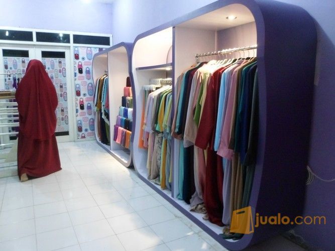 Rak Etalase Display Pajangan Pakaian Muslim Hijab Kerudung Gamis