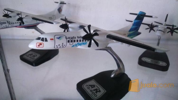 Miniatur pesawat ATR garuda indonesia Explorer
