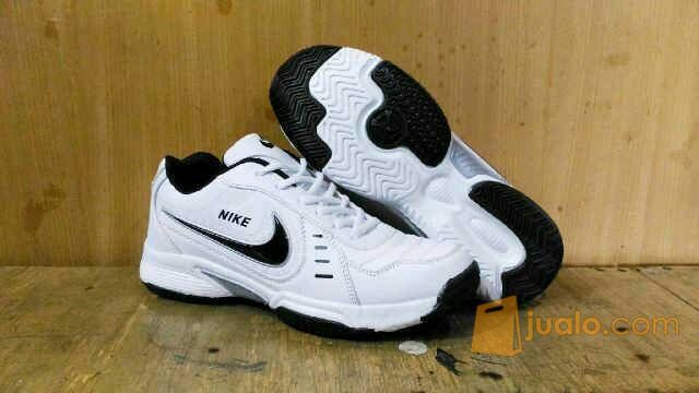 SALE SEPATU SPORT OLAHRAGA COWOK NIKE TENIS