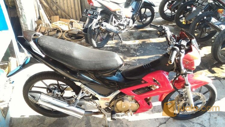 Suzuki satria fu 150 cc tahun 2005 warna merah hitam