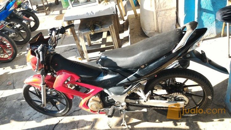 Suzuki satria fu 150 cc tahun 2005 warna merah hitam