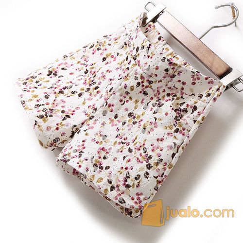 celana pendek wanita hot pants short renda lace burberry zara uniqlo