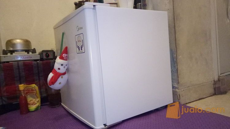 kulkas mini midea cuman (75 watt) baru 2bulan pakai..