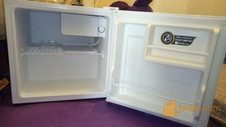 kulkas mini midea cuman (75 watt) baru 2bulan pakai..