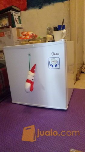 kulkas mini midea cuman (75 watt) baru 2bulan pakai..